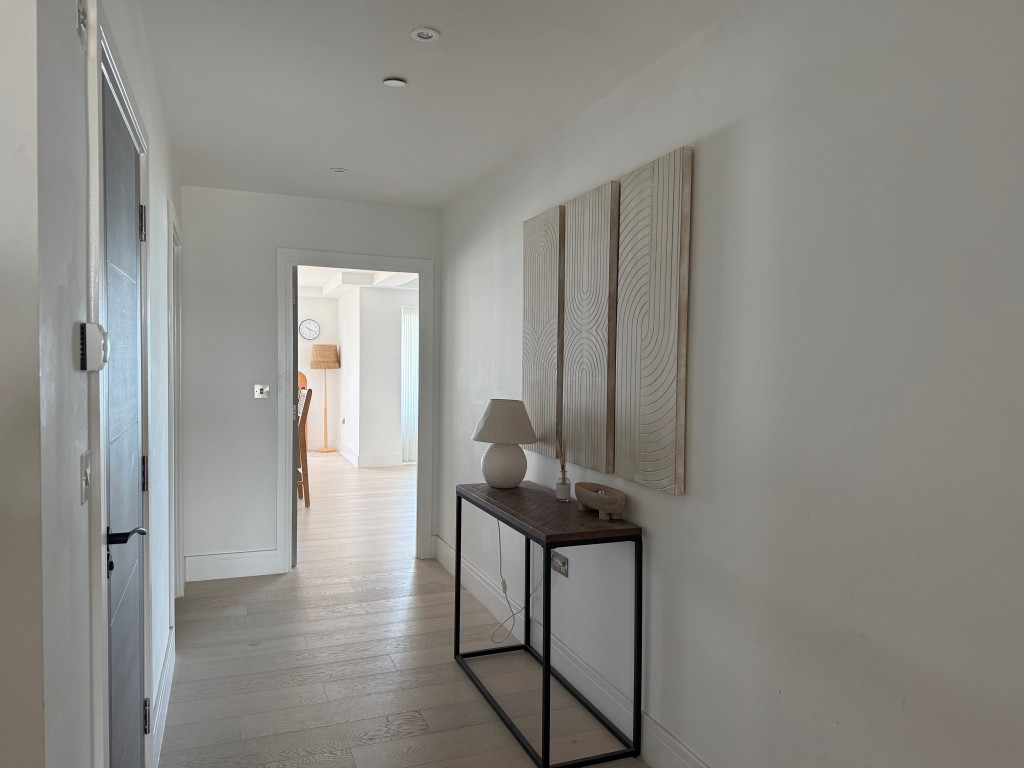 Lot: 132 - SPACIOUS TWO-BEDROOM APARTMENT WITH STUNNING SEA VIEWS AND PARKING - Hallway